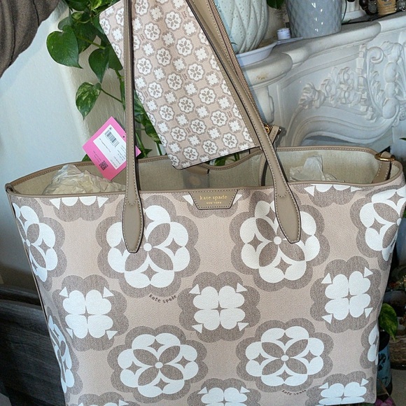 2 / KATE SPADE Sutton Spade Flower Monogram Coated Canvas Large Tote wri… - Picture 5 of 13